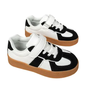 Zapatillas casuales para niños en blanco y negro con suela de goma suave para niños