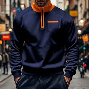 Nahaufnahme des dunkelblauen Herren-Sweatshirts mit orangefarbenen Farbakzenten.