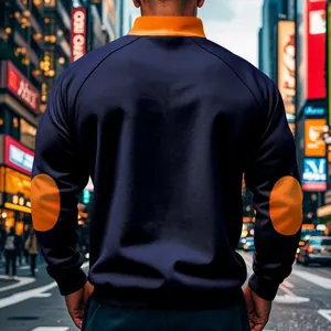 Rückansicht eines marineblauen Herren-Sweatshirts mit orangefarbenem Stehkragen