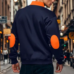 Rückansicht eines marineblauen Herren-Fleece-Sweatshirts mit orangefarbenen Ellbogen-Patches