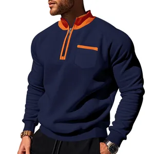 Detail des marineblauen Herren-Sweatshirts mit orangefarbenem Stehkragen und Tasche