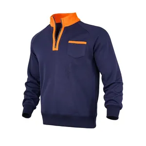 Detailansicht eines dunkelblauen Herren-Sweatshirts mit orangefarbenem Stehkragen