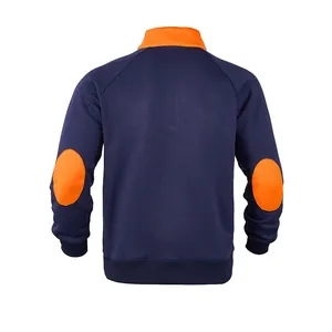 Detaillierte Rückansicht des dunkelblauen Herren-Sweatshirts mit orangefarbenen Ellbogenpatches
