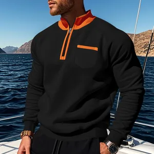 Detail eines schwarzen Herren-Sweatshirts mit halbem Reißverschluss und Akzenten