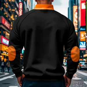 Detailansicht der Rückseite eines schwarzen Herren-Sweatshirts mit orangefarbenem Stehkragen