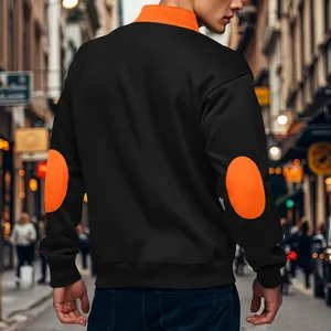 Rückansicht eines schwarzen Herren-Sweatshirts mit orangefarbenem Stehkragen-Stil.