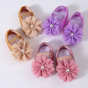 Vue détaillée de chaussures de princesse pour bébé avec fleurs en mousseline et perles