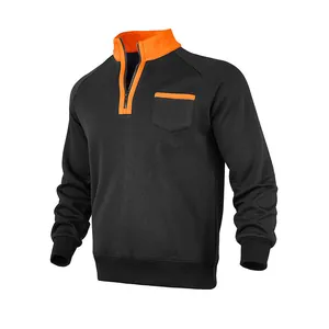 Detailansicht eines Herren-Sweatshirts mit halbem Reißverschluss und orangefarbenem Kragen.