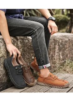 Gros plan de chaussures décontractées en cuir pour hommes cousues main en noir et marron.