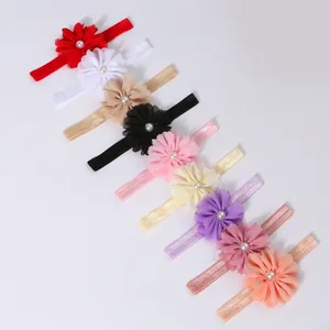 Vue détaillée de divers bandeaux élastiques pour bébé avec fleurs en mousseline et perles