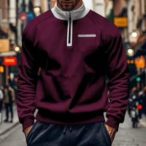 Detail eines Herren-Sweatshirts in Burgund mit weißem Stehkragen und Brusttasche.