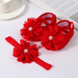 Ensemble chaussures princesse bébé rouges et bandeau avec grandes fleurs en mousseline