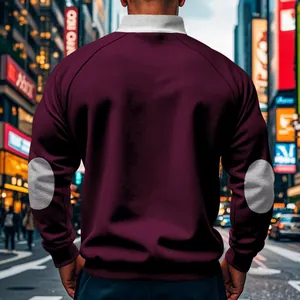 Rückansicht eines oversized Herren-Sweatshirts in Burgund mit grauen Ellbogen-Patches