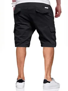 Vista posteriore di pantaloncini cargo neri da uomo con tasche a patta funzionali e vestibilità