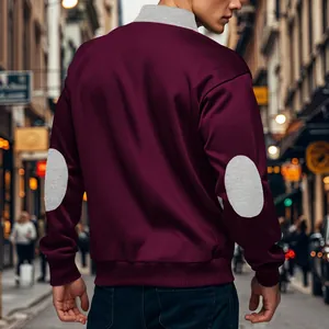 Rückansicht eines burgunderroten Herren-Sweatshirts mit grauen Ellbogen-Patches