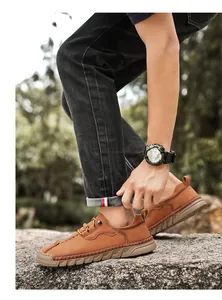 Gros plan de chaussures décontractées en cuir marron cousues main pour hommes