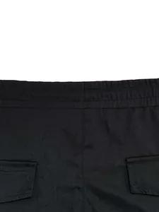 Vista dettagliata della vita dei pantaloncini cargo neri da uomo in tessuto twill