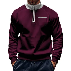Detailansicht eines burgunderroten Fleece-Sweatshirts für Herren mit Kontrastkragen
