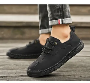 Vue détaillée de chaussures décontractées en cuir noir pour hommes avec coutures à main