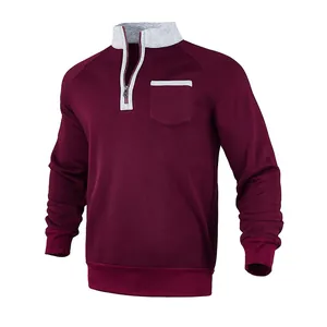Detailansicht eines weinroten Herren-Sweatshirts mit grauem kontrastierendem Kragen