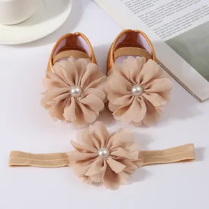 Ensemble élégant de chaussures bébé et bandeau avec fleurs en mousseline champagne