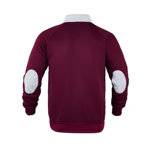 Rückansicht eines burgunderroten Herren-Sweatshirts mit grauen Ellbogen-Patches