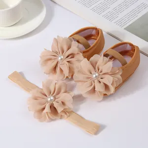 Détails du coffret cadeau chaussures bébé et bandeau avec fleurs en mousseline