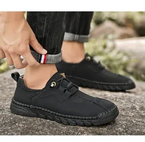 Gros plan de chaussures décontractées noires pour hommes avec semelle cousue à la main