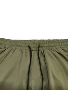 Vista dettagliata dell'elastico in vita e della coulisse nera dei pantaloncini cargo verdi