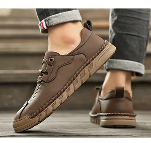 Vue rapprochée des détails cousus main des chaussures de conduite décontractées.