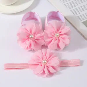 Ensemble bébé rose avec fleurs en mousseline, bandeau et chaussons de princesse.