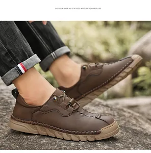 Gros plan sur des chaussures décontractées en cuir marron cousues main avec semelles