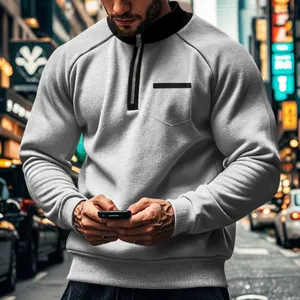 Herren-Sweatshirt mit Stehkragen und halbem Reißverschluss, kontrastierender Brusttasche.