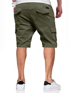 Vista posteriore dettagliata di pantaloncini cargo uomo verde oliva con multitasche