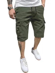 Dettaglio dei pantaloncini cargo da uomo verde militare con tasche e coulisse in vita.