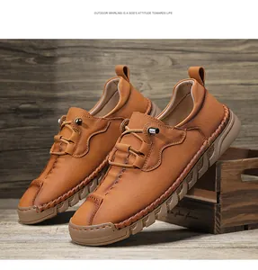 Vue latérale de chaussures décontractées en cuir marron faites à la main pour hommes