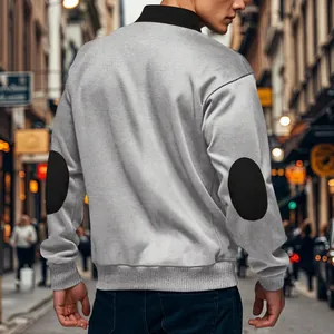 Rückansicht eines grauen Herren-Sweatshirts mit schwarzen Ellbogen-Patches und Kragen.