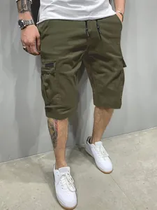 Vista dettagliata dei pantaloncini cargo da uomo verde militare con tasche e coulisse