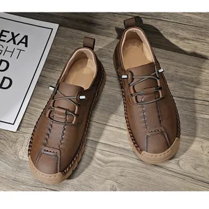 Détail rapproché des coutures faites main et de la texture cuir des chaussures