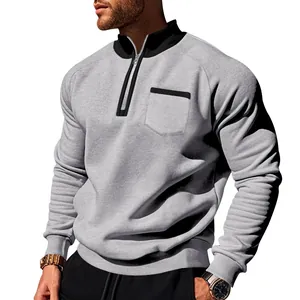 Detailansicht eines grauen Herren-Sweatshirts mit Stehkragen, Reißverschluss und Tasche