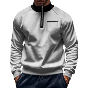 Detaillierte Ansicht des grauen Herren-Sweatshirts mit schwarzem Stehkragen und Tasche