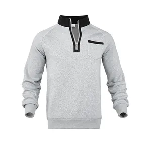 Graues Herren-Sweatshirt mit halbem Reißverschluss, schwarzem Kragen und Taschendetail.