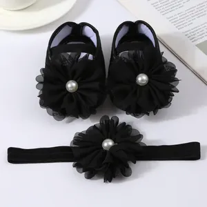 Ensemble de chaussures et bandeau noir pour bébé avec fleurs en mousseline et perles