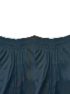Dettaglio ravvicinato della fascia elastica e del cordoncino regolabile dei pantaloncini cargo.