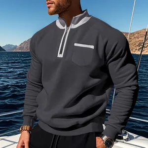 Herren-Sweatshirt in Grau mit halbem Reißverschluss und kontrastfarbenem Kragen.