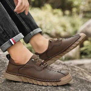 Chaussures de conduite décontractées en cuir marron pour hommes avec couture à la main.