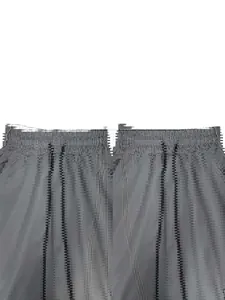 Dettaglio ravvicinato dell'elastico in vita e della coulisse sui pantaloncini cargo