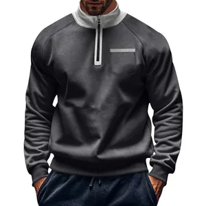 Detailansicht eines dunkelgrauen Herren-Sweatshirts mit halbem Reißverschluss und Tasche