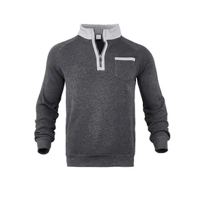 Detail eines dunkelgrauen Herren-Sweatshirts mit halbem Reißverschluss und Kontrastkragen.