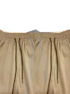 Primo piano dell'elastico in vita con coulisse grigia sui pantaloncini cargo kaki da uomo.